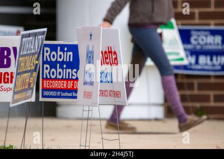 Buckingham, Stati Uniti. 2 novembre 2021. Un elettore cammina davanti ai segni ad un luogo di voto Martedì, Novembre 02, 2021 alla Central Bucks East High School a Buckingham, Pennsylvania. ( Credit: William Thomas Cain/Alamy Live News Foto Stock