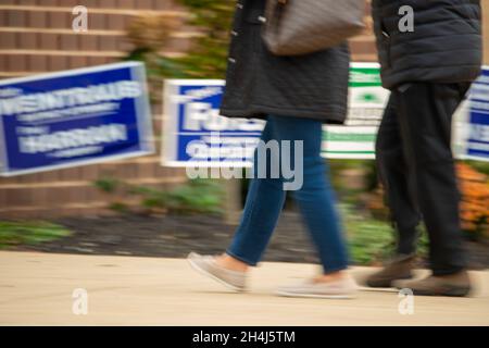 Buckingham, Stati Uniti. 2 novembre 2021. Gli elettori camminano oltre i segni ad un luogo di voto Martedì, Novembre 02, 2021 alla Central Bucks East High School a Buckingham, Pennsylvania. ( Credit: William Thomas Cain/Alamy Live News Foto Stock