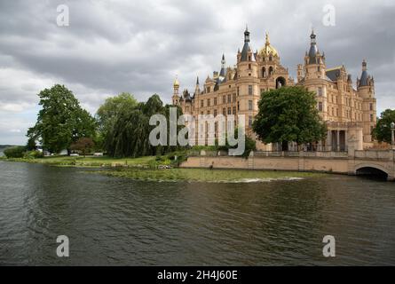 Palazzo della città di Schwerin con ponte sul lago e parco Foto Stock