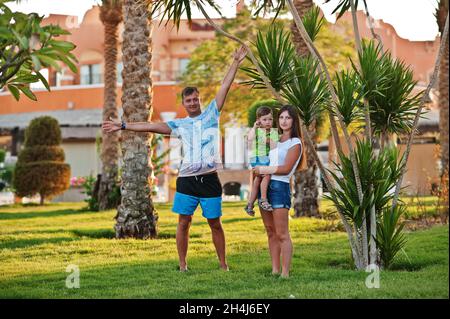 Famiglia in egiziano resort vicino Palm. Tempo di vacanza. Foto Stock