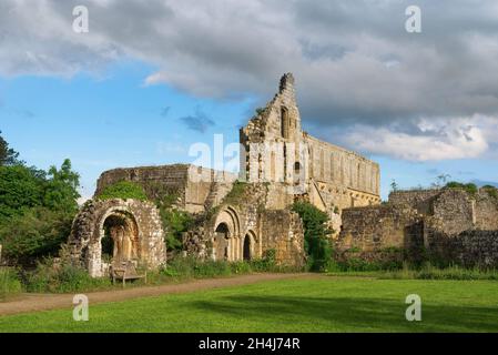 Jervaulx Abbey Yorkshire, vista in estate delle suggestive rovine di Jervaulx Abbey, un monastero cistercense risalente al 12 ° secolo, Yorkshire, Regno Unito Foto Stock