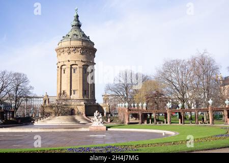 Water Tower a Mannheim Germania con parco e aree verdi Foto Stock