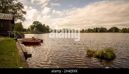 fishermans casa con tre barche a fila sul lago tranquillo sera a Bad Bayersoin Foto Stock