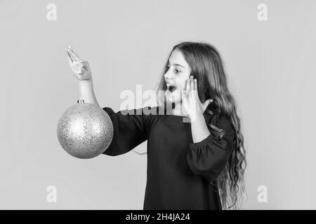 Mattina prima di Natale. Arredamento negozio. Preparazione per festa di Capodanno. Festa di festa. Decorare natale. Felicità infanzia. Albero di Natale Foto Stock