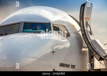 Bees Airline aereo giallo sul grembiule. Boeing 737-800 UR-UBA aeromobili passeggeri. Dopo pioggia e lavaggio. Copia pista spazio. Ucraina, Kiev - 19 marzo 2021. Foto Stock