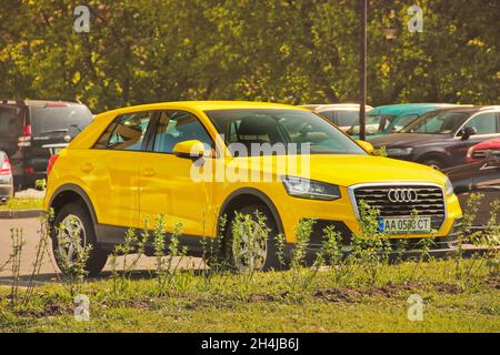 Kiev, Ucraina - 3 maggio 2019: Giallo Audi SUV in città Foto Stock