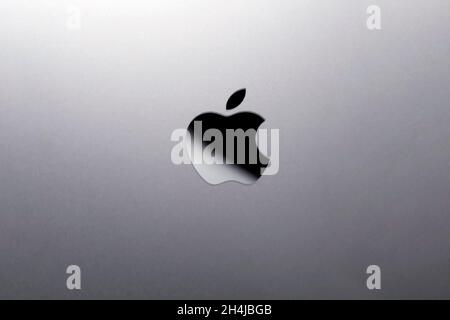 Il logo di Apple, un'azienda innovativa di Cupertino sulla copertina di un laptop o di un nuovo iPhone color grigio spazio. Krasnoyarsk, Russia, 3 dicembre 20 Foto Stock