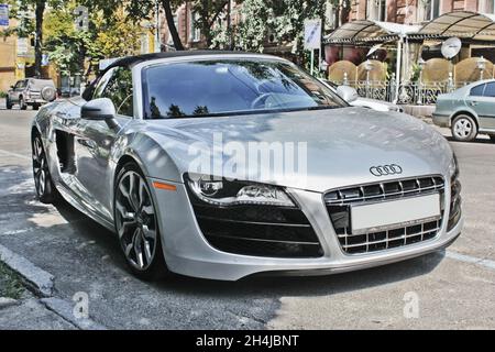 Kiev, Ucraina - 17 giugno 2014. Lussuosa supercar Audi R8 V10 Spyder parcheggiata in città Foto Stock