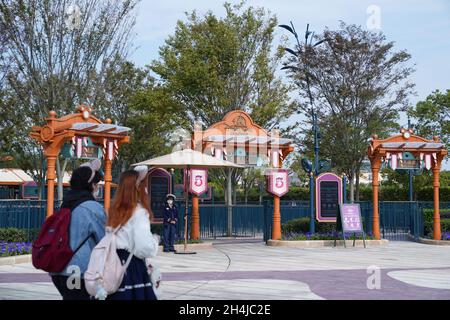 (211103) -- SHANGHAI, 3 novembre 2021 (Xinhua) -- la gente cammina oltre l'entrata di Disneyland di Shanghai nella Shanghai della Cina orientale, 3 novembre 2021. Disneyland e Disneytown di Shanghai sono ripresi mercoledì dopo una chiusura temporanea per il controllo COVID-19. Tutti i membri del cast e i dipendenti di terze parti che tornano a lavorare nel residence hanno completato due test sugli acidi nucleici entro 48 ore, con risultati negativi. Anche tutti i campioni ambientali raccolti hanno dato esito negativo, secondo una dichiarazione. Il sito ha interrotto l'ingresso turistico la domenica sera ed è stato temporaneamente chiuso ai fini dell'ep Foto Stock