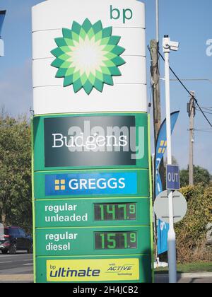 Queenborough, Kent, Regno Unito. 3 novembre 2021. Un cartello dei prezzi della benzina e del gasolio presso la stazione di servizio BP di Queenborough, Kent. I prezzi del diesel sono ora superiori a 150 p per litro in molte officine. Credit: James Bell/Alamy Live News Foto Stock