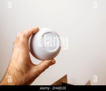 Come disimballare l'ultimo Apple Computers HomePod Mini altoparlante intelligente sviluppato dalla ditta di computer con Siri Foto Stock