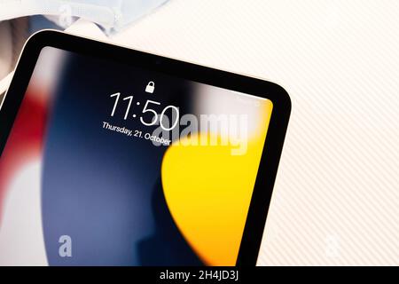 lectronic fingerprint recognition feature Touch Id to unlock the new iPad Mini 6th tablet with the finger sensor touchID Foto Stock