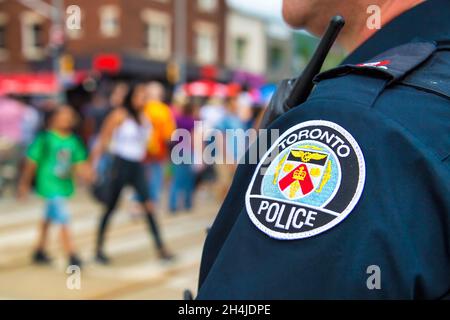 Salsa di Saint Clair Avenue West: Polizia di Toronto di servire e proteggere durante la manifestazione popolare Foto Stock