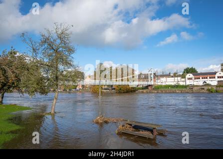 Veduta delle inondazioni e del Dumfries Suspension Bridge, sabato 30 ottobre 2021, Dumfries, Scozia. Foto Stock