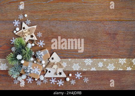 Le decorazioni di Natale e rami di abete rosso su una tavola di legno. Vista superiore, copia dello spazio. Natale o Capodanno saluto il card. Foto Stock