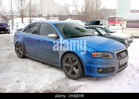 Kiev, Ucraina - 3 gennaio 2013; Blue Audi RS4 in città Foto Stock