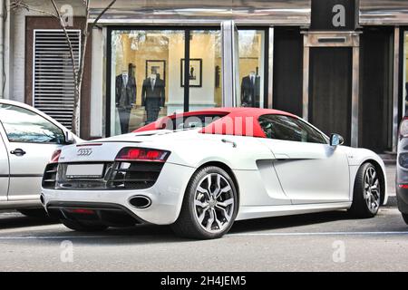 Kiev, Ucraina - 17 giugno 2014: Audi R8 Spyder bianco nel centro della città Foto Stock