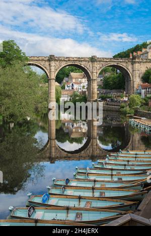 Knaresborough Yorkshire, vista in estate del viadotto ferroviario che attraversa il fiume Nidd nella pittoresca cittadina di mercato dello Yorkshire di Knaresborough, Inghilterra Regno Unito Foto Stock