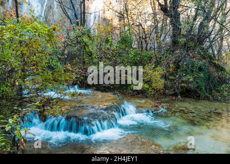 Piccole cascate nel Parco Nazionale dei Laghi di Plitvice, Croazia. Foto Stock