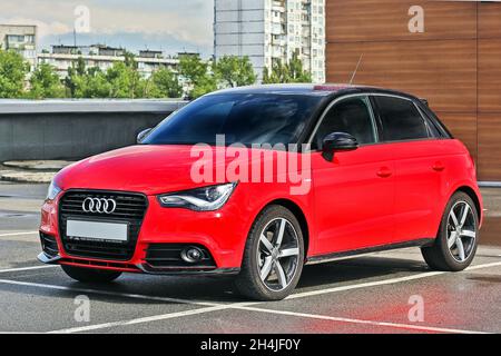 Kiev, Ucraina - 26 settembre 2016: Audi rossa A1 parcheggiata in città Foto Stock