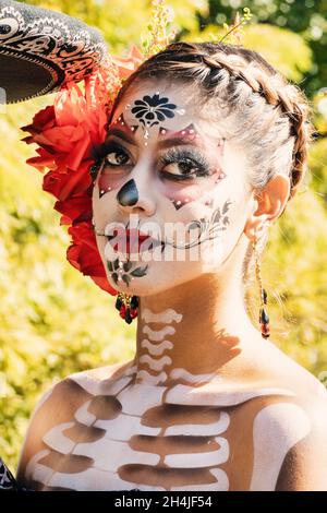 Donna vestita come personaggio la Catrina, dia De Los Muertos, 2021, NYC Foto Stock