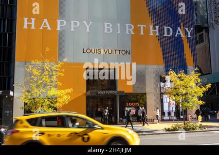 Louis Vuitton Store facciata con decorazioni happy Birthday, NYC, USA, 2021 Foto Stock