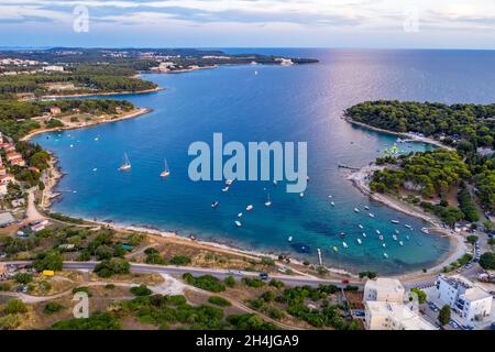 Una vista aerea della baia Stoja, in prima serata, Pula, Istria, Croazia Foto Stock
