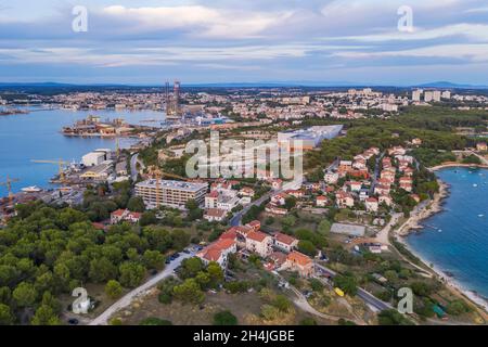 Una vista aerea di Pula dalla penisola di Stoja, zona industriale sul lato sinistro, Pula, Istria, Croazia Foto Stock
