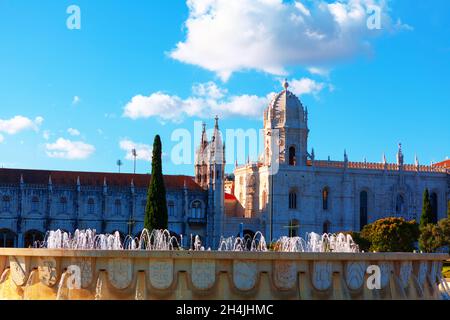 Monastero e Fontana di Jeronimos a Lisbona Portogallo . Famosa architettura a Lisboa . Monastero di Hieronymites nella parrocchia di Belem Foto Stock