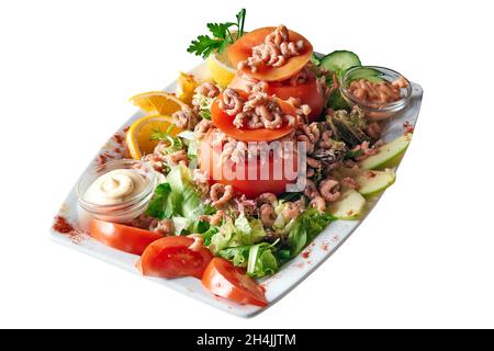 Colpo di pomodoro con gamberetti. Isolato su bianco con tracciato di ritaglio Foto Stock