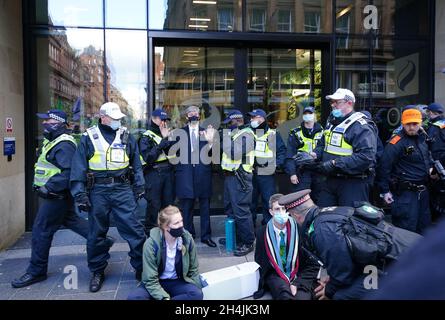 Estinzione i manifestanti della ribellione e la polizia fuori dalla SSE Renewables a Glasgow durante il vertice del Cop26. Data foto: Mercoledì 3 novembre 2021. Foto Stock