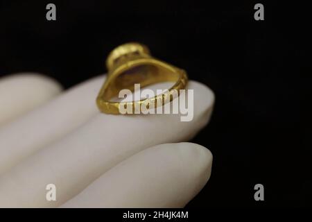 Gerusalemme. 3 novembre 2021. La foto scattata il 3 novembre 2021 mostra un anello d'oro di 1,300 anni presso il laboratorio dell'autorità israeliana delle Antichità di Gerusalemme. Gli archeologi israeliani hanno trovato un anello d'oro che risale a oltre 1,300 anni fa, l'autorità israeliana delle Antichità (IAA) ha detto martedì. L'anello da 5.11 grammi, posto con un intarsio di una pietra porpora di silice chiamata ametista, è stato scoperto in uno scavo nella città di Yavne nel centro di Israele, ha aggiunto l'IAA. Credit: Gil Cohen Magen/Xinhua/Alamy Live News Foto Stock