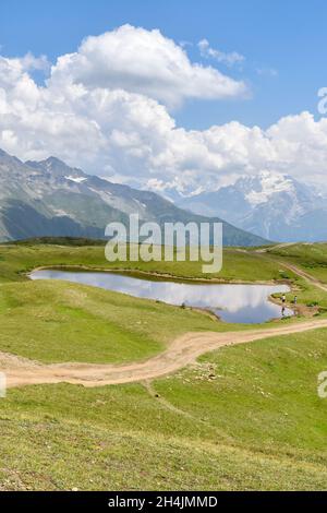 Sentiero escursionistico dei laghi di Koruldi, regione di Svaneti, Georgia, Asia. Catena montuosa del Caucaso. Escursione popolare da Mestia. Verde paesaggio alpino con Foto Stock