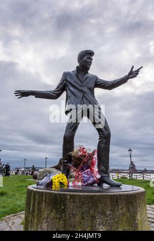 Billy Fury 1940 - 1983, statua commemorativa del famoso cantante del Liverpudlian a Merseyside, molo di Liverpool, Regno Unito Foto Stock