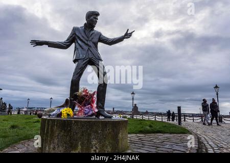 Billy Fury 1940 - 1983, statua commemorativa del famoso cantante del Liverpudlian a Merseyside, molo di Liverpool, Regno Unito Foto Stock