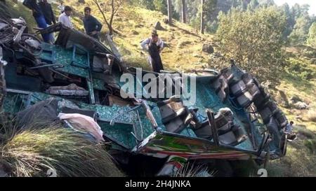 Kotli. 3 novembre 2021. La foto scattata con il telefono cellulare mostra la gente che si riunisce intorno ad un furgone del passeggero che è caduto in un burrone in Kotli del Kashmir Pakistan-controllato il 3 novembre 2021. Quindici persone sono state uccise e 10 altre gravemente ferite quando un furgone passeggeri è caduto in un burrone nel Kashmir controllato dal Pakistan mercoledì, ha detto la polizia. Credit: Str/Xinhua/Alamy Live News Foto Stock