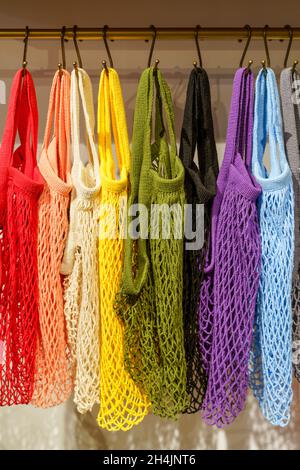 Shopping stringa borse di diversi colori. Borsa per la spesa ecologica realizzata con materiali naturali. Concetto di zero rifiuti. Foto di alta qualità Foto Stock