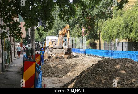 BUCAREST, ROMANIA - 23 luglio 2020: Lavori di costruzione per la sostituzione di tubi d'acqua, fognature, asfalto su una strada. Foto Stock
