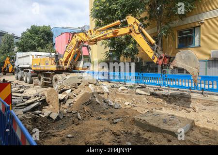 BUCAREST, ROMANIA - 23 luglio 2020: Lavori di costruzione per la sostituzione di tubi d'acqua, fognature, asfalto su una strada. Foto Stock