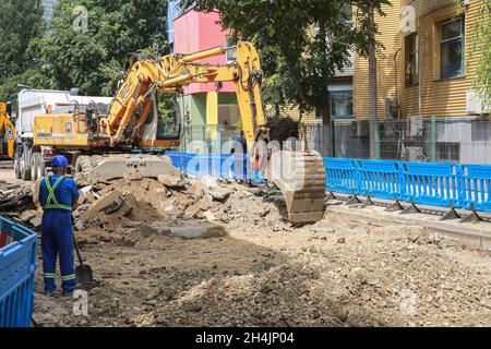 BUCAREST, ROMANIA - 23 luglio 2020: Lavori di costruzione per la sostituzione di tubi d'acqua, fognature, asfalto su una strada. Foto Stock