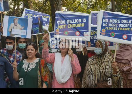 Lahore, Pakistan. 03 novembre 2021. Gli attivisti pakistani del Comitato Kissan Rabita (PKRC) che tengono cartelli e portano con sé un'effigie del primo ministro britannico Boris Johnson durante una protesta in relazione alla conferenza COP26 delle Nazioni Unite sui cambiamenti climatici. Protesta di Faroooq Tariq Presidente Kissan Rabita Committee (PKRC) a Lahore. (Foto di Rana Sajid Hussain/Pacific Press) Credit: Pacific Press Media Production Corp./Alamy Live News Foto Stock