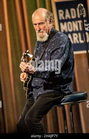 Milano Italia. 02 novembre 2021. Il chitarrista americano JOHN SCOFIELD e il doppio bassista inglese DAVE HOLLAND si esibisce dal vivo sul palco al Blue Note durante il JAZZMI Festival. Foto Stock