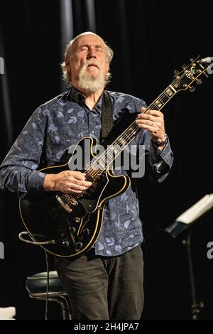 Milano Italia. 02 novembre 2021. Il chitarrista americano JOHN SCOFIELD e il doppio bassista inglese DAVE HOLLAND si esibisce dal vivo sul palco al Blue Note durante il JAZZMI Festival. Foto Stock