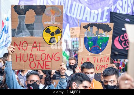 CABA, Buenos Aires, Argentina; 24 settembre 2021: I giovani che protestano durante lo Sciopero Globale sul clima, con un segno contro la re nucleare di Hualong One Foto Stock