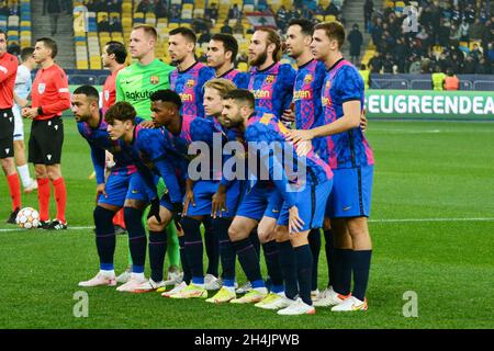 Kiev, Ucraina. 2 novembre 2021. Le undici posizioni iniziali di Barcellona prima della partita di calcio del gruppo e della UEFA Champions League tra Dynamo Kyiv e il FC Barcelona a Kiev, Ucraina, 02 novembre 2021. (Foto di Aleksandr Gusev/Pacific Press/Sipa USA) Credit: Sipa USA/Alamy Live News Foto Stock