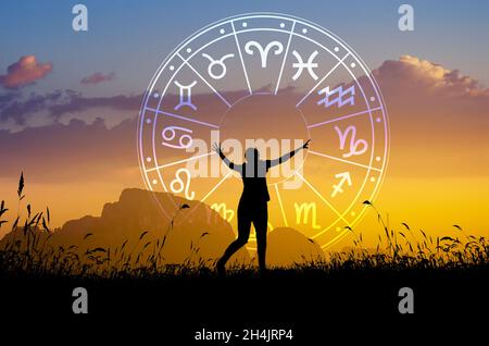 Segni zodiacali all'interno del cerchio oroscopo astrologia e oroscopi concetto Foto Stock