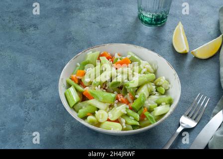 Tradizionale piatto vegano turco con carote, porri, erbe e olio d'oliva Foto Stock