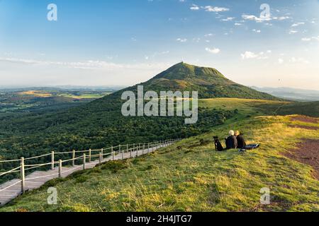 Francia, Puy de Dome, Parco Naturale Regionale dei Vulcani d'Alvernia, Chaine des Puys, Orcines, gradini di legno per l'accesso alla cima del cono vulcanico del Puy Pariou, il Puy de Dome in background Foto Stock