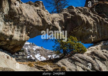 Francia, Hautes-Alpes, città di Saint-Jean Saint-Nicolas e Saint-Michel de Chaillol, Famourou aghi, burrone ripido setaccio con monoliti di arenaria, arco Famourou Foto Stock