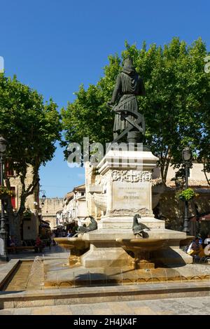 Francia, Gard, città medievale di Aigues Mortes, Place Saint Louis, statua di Saint Louis Foto Stock
